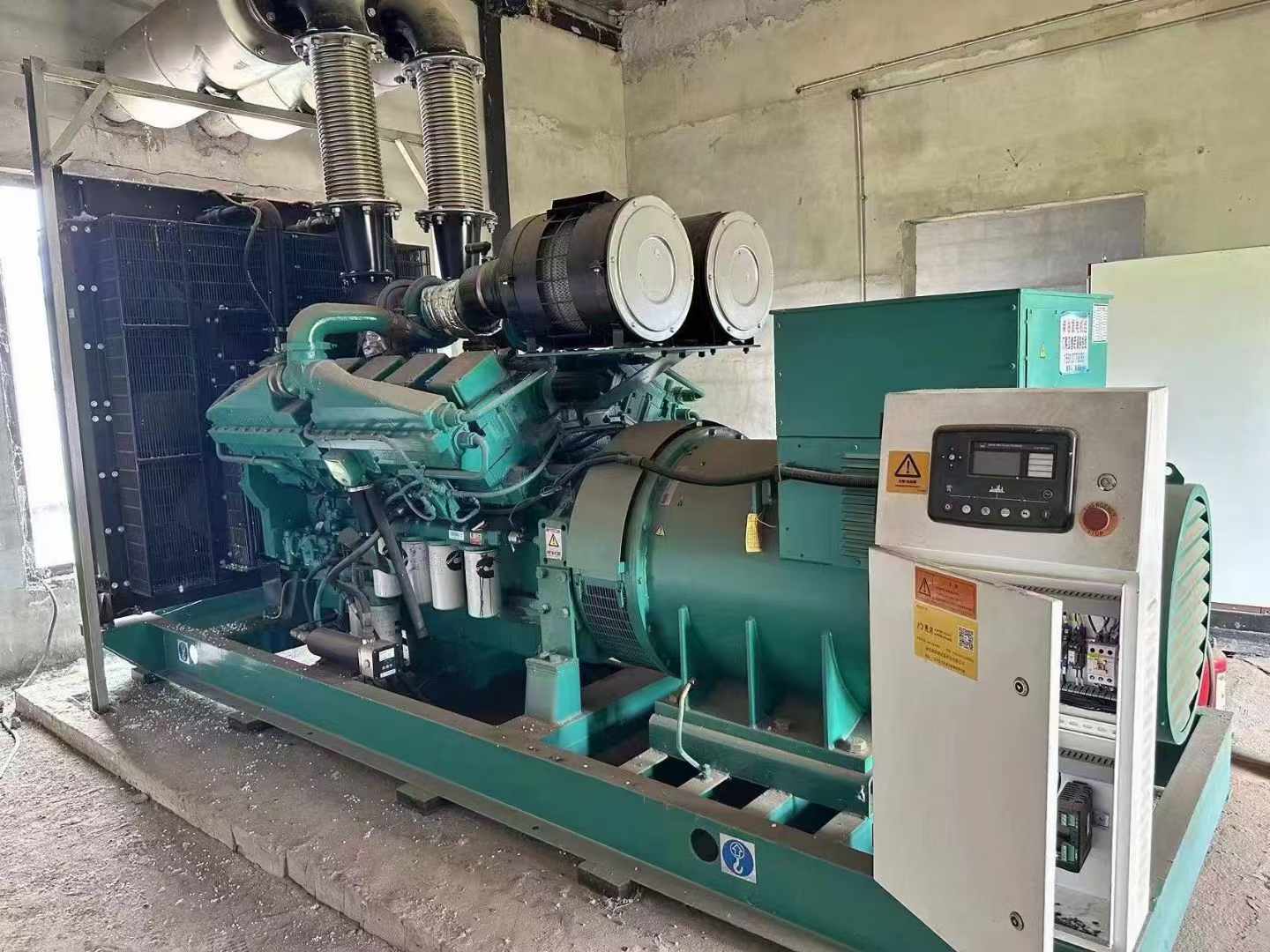 纳雍无功补偿装置的性能评估需要考虑哪些因素？