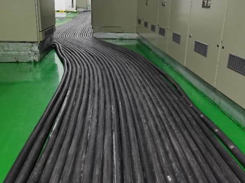 纳雍如何根据理论计算公式计算温度对特定电压测量结果的影响？